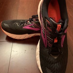 Brooks Adrenaline GTS 19 Athletic Shoes 120942A80